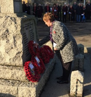 Hazel Brand laying a wreath