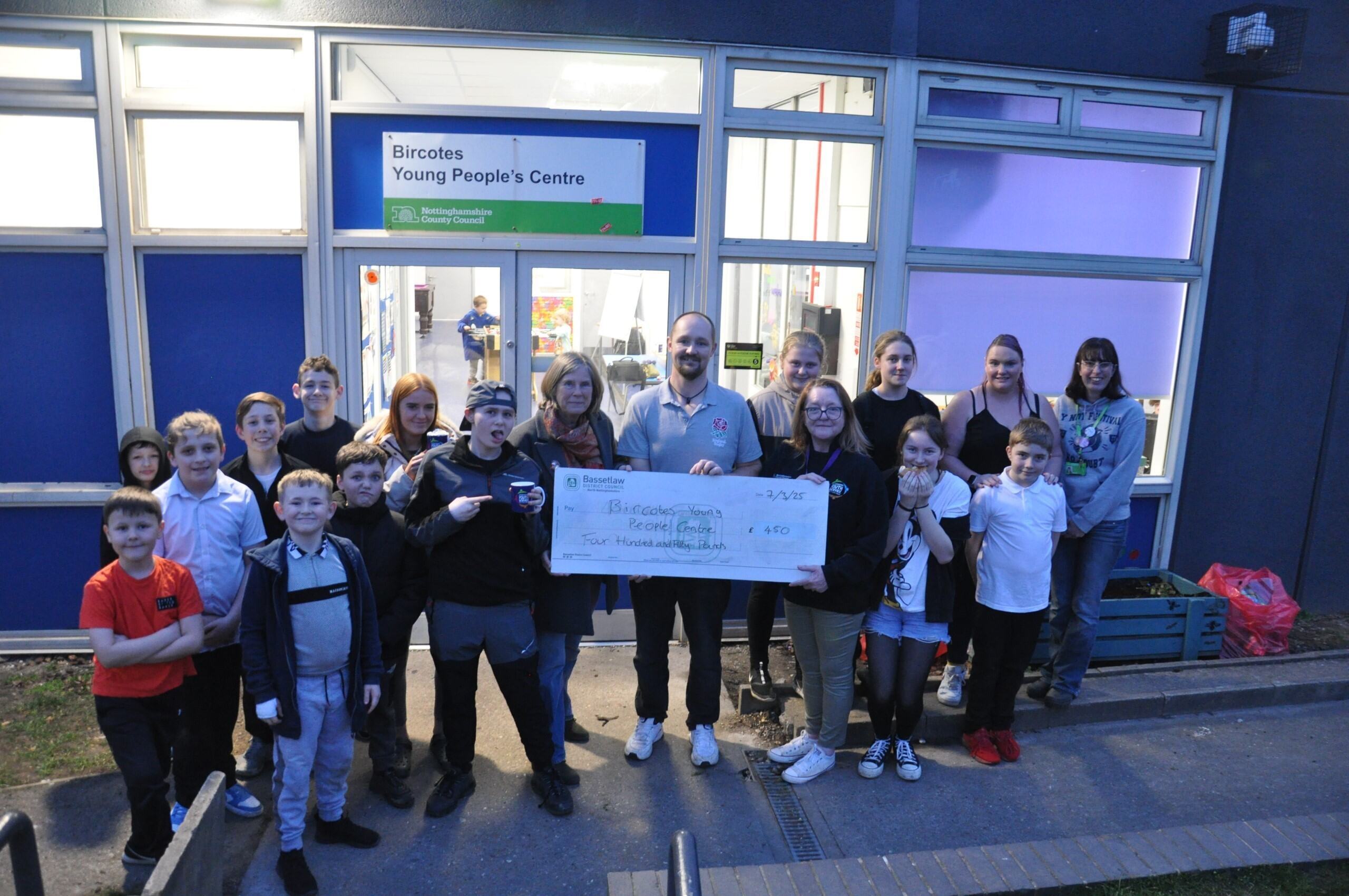 Cllr Lynne Schuller, Cllr Joe Horrocks, Deb Cameron and members of Bircotes Young People's Centre.